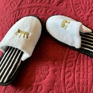 Luxury Childs slippers, small, NEW, white